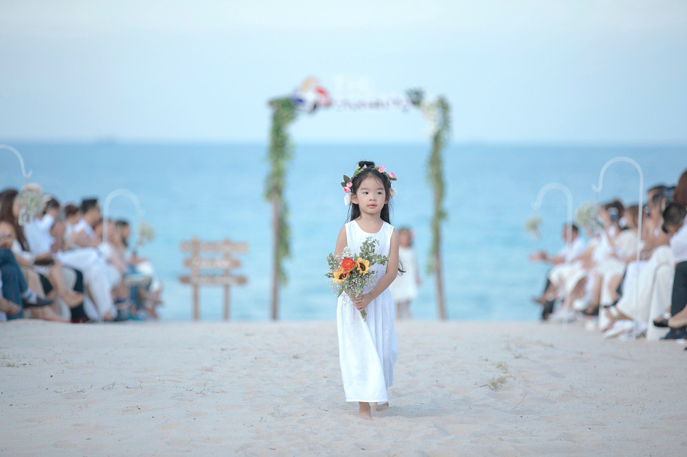 Con gái Xuân Lan hoá thiên thần trắng dẫn đầu đoàn mẫu nhí - Ảnh 1. Con gái Xuân Lan hoá thiên thần trắng dẫn đầu đoàn mẫu nhí - Ảnh 1.