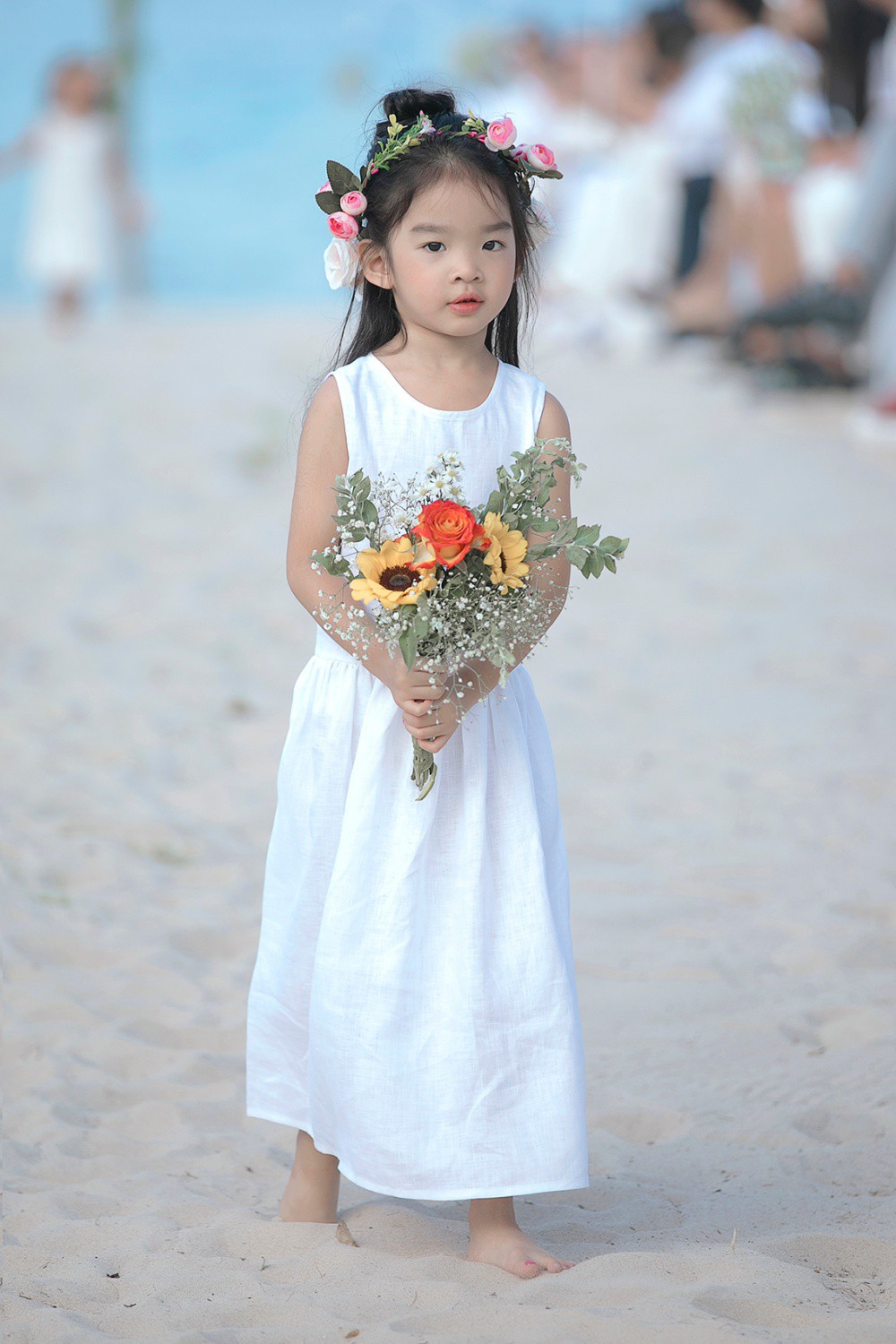 Con gái Xuân Lan hoá thiên thần trắng dẫn đầu đoàn mẫu nhí - Ảnh 2. Con gái Xuân Lan hoá thiên thần trắng dẫn đầu đoàn mẫu nhí - Ảnh 2.
