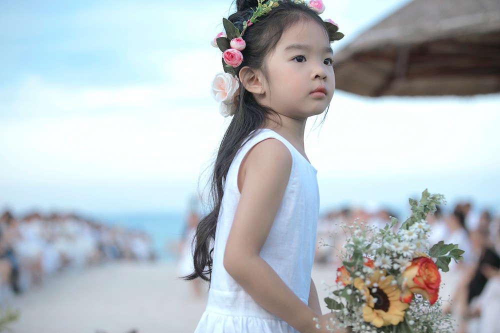 Con gái Xuân Lan hoá thiên thần trắng dẫn đầu đoàn mẫu nhí - Ảnh 4. Con gái Xuân Lan hoá thiên thần trắng dẫn đầu đoàn mẫu nhí - Ảnh 4.