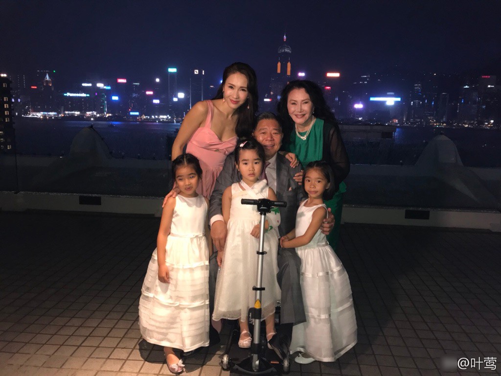 Đời tư “một trời một vực” của dàn mỹ nhân Ỷ Thiên Đồ Long Ký TVB sau 18 năm: Lê Tư, Xa Thi Mạn có cuộc sống thập toàn thập mỹ, những người còn lại đánh mất hào quang, chật vật sống qua ngày - Ảnh 3. Đời tư “một trời một vực” của dàn mỹ nhân Ỷ Thiên Đồ Long Ký TVB sau 18 năm: Lê Tư, Xa Thi Mạn có cuộc sống thập toàn thập mỹ, những người còn lại đánh mất hào quang, chật vật sống qua ngày - Ảnh 3.