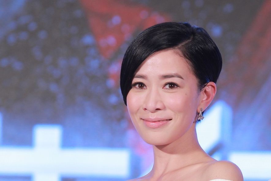 Đời tư “một trời một vực” của dàn mỹ nhân Ỷ Thiên Đồ Long Ký TVB sau 18 năm: Lê Tư, Xa Thi Mạn có cuộc sống thập toàn thập mỹ, những người còn lại đánh mất hào quang, chật vật sống qua ngày - Ảnh 5. Đời tư “một trời một vực” của dàn mỹ nhân Ỷ Thiên Đồ Long Ký TVB sau 18 năm: Lê Tư, Xa Thi Mạn có cuộc sống thập toàn thập mỹ, những người còn lại đánh mất hào quang, chật vật sống qua ngày - Ảnh 5.