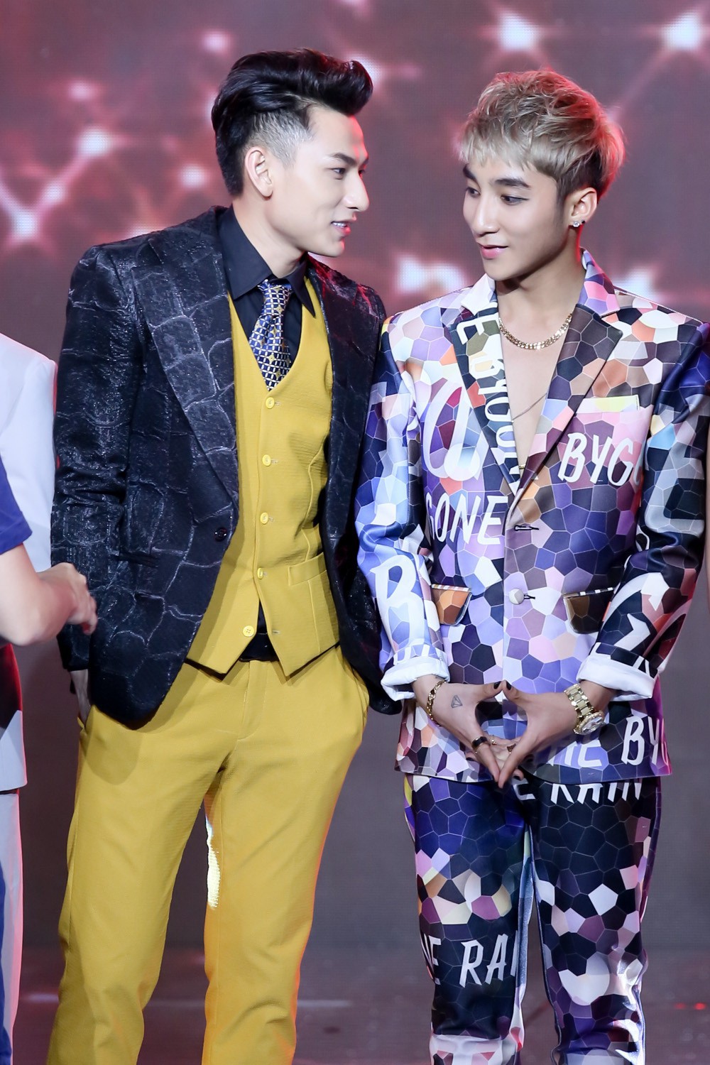 Thử độ tinh mắt: Tìm điểm khác biệt giữa những cặp sinh đôi bất đắc dĩ của showbiz Việt - Ảnh 15. Thử độ tinh mắt: Tìm điểm khác biệt giữa những cặp sinh đôi bất đắc dĩ của showbiz Việt - Ảnh 15.