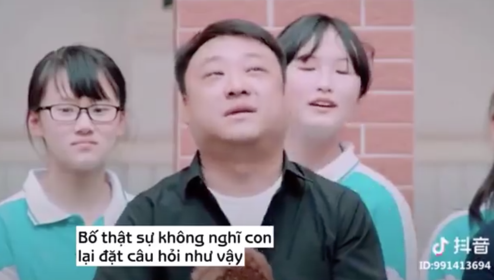 Clip dễ thương nhất hôm nay: Cô bé kể chuyện bị chó cướp mất bố, con trai yêu cầu mẹ ngừng làm nũng - Ảnh 5. Clip dễ thương nhất hôm nay: Cô bé kể chuyện bị chó cướp mất bố, con trai yêu cầu mẹ ngừng làm nũng - Ảnh 5.