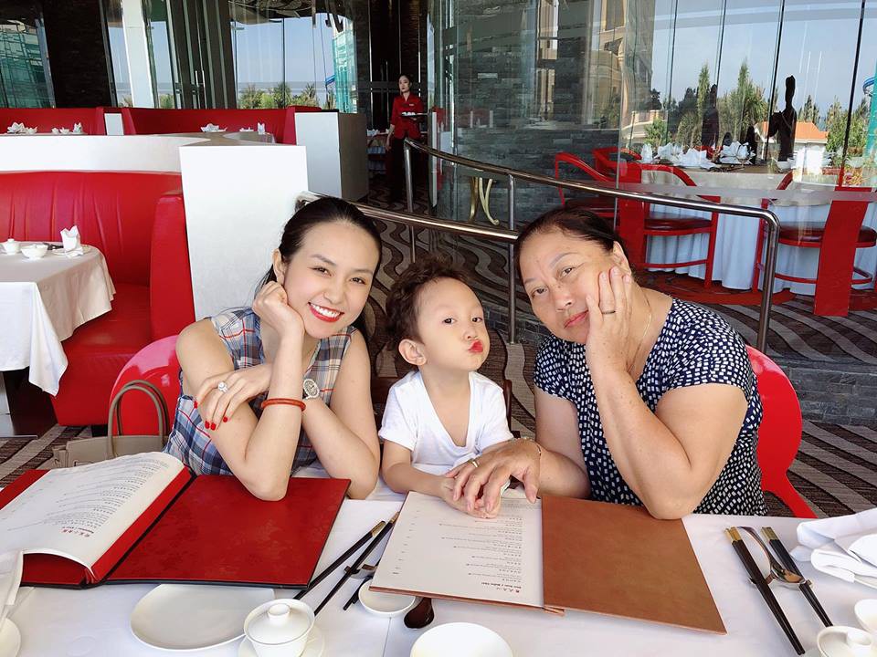 Cuối tuần của hội hot mom: Hằng Túi khoe cậu út Sữa chủ tịch cute lạc lối, Huỳnh Lý Đông Phương liên tục chia sẻ ảnh con gái đầu lòng - Ảnh 7. Cuối tuần của hội hot mom: Hằng Túi khoe cậu út Sữa chủ tịch cute lạc lối, Huỳnh Lý Đông Phương liên tục chia sẻ ảnh con gái đầu lòng - Ảnh 7.
