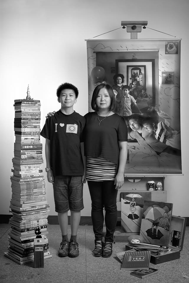 Bộ ảnh bà mẹ đơn thân Đài Loan đang lan truyền trên MXH: Mỗi bức ảnh của hiện tại bao gồm cả những năm tháng trưởng thành của con - Ảnh 9.