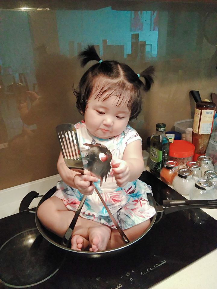 Mẹ đi đ&acirc;u, con đu theo đấy - Bộ ảnh mẹ Việt chia sẻ khiến h&agrave;ng ngh&igrave;n mẹ c&oacute; con nhỏ đồng cảm - Ảnh 1.