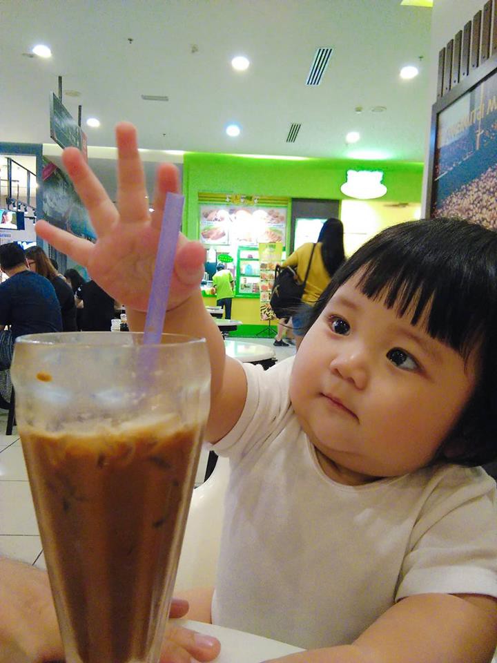 Mẹ đi đ&acirc;u, con đu theo đấy - Bộ ảnh mẹ Việt chia sẻ khiến h&agrave;ng ngh&igrave;n mẹ c&oacute; con nhỏ đồng cảm - Ảnh 9.