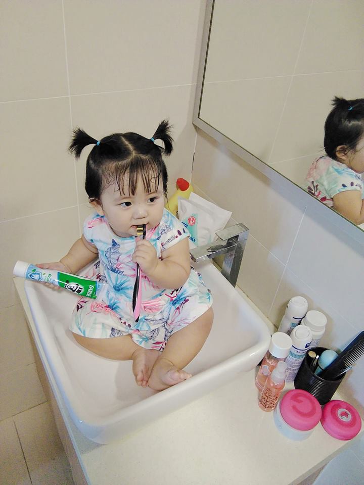 Mẹ đi đ&acirc;u, con đu theo đấy - Bộ ảnh mẹ Việt chia sẻ khiến h&agrave;ng ngh&igrave;n mẹ c&oacute; con nhỏ đồng cảm - Ảnh 3.