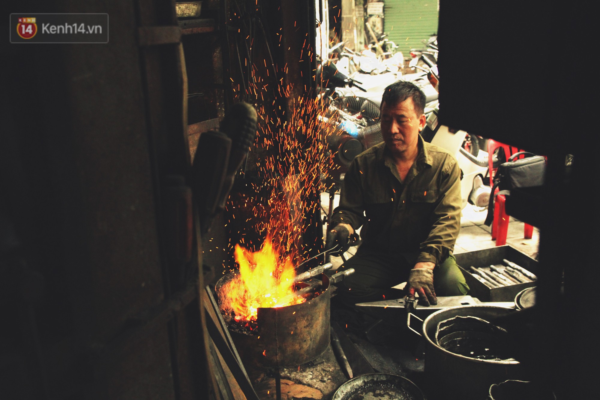 Chuyện người thợ cuối c&ugrave;ng ở phố L&ograve; R&egrave;n: Vẫn mướt mồ h&ocirc;i quai b&uacute;a đỏ lửa giữa nắng n&oacute;ng 40 độ của H&agrave; Nội - Ảnh 1.