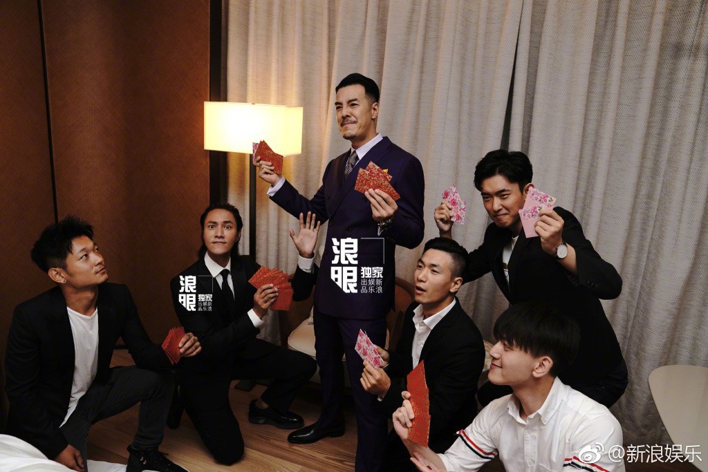 Đ&aacute;m cưới Cbiz g&acirc;y sốt v&igrave; Trần Kh&ocirc;n lần đầu ti&ecirc;n nhận lời l&agrave;m ph&ugrave; rể - Ảnh 2.