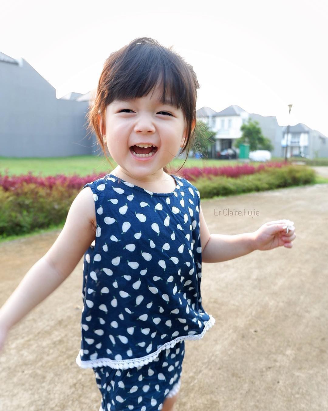 Thi&ecirc;n thần mang 3 d&ograve;ng m&aacute;u lai nổi tiếng MXH sau clip biểu cảm đ&ograve;i uống tr&agrave; sữa - Ảnh 6.