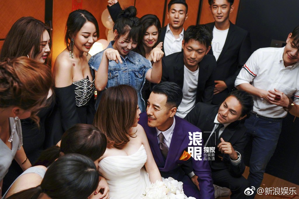 Đ&aacute;m cưới Cbiz g&acirc;y sốt v&igrave; Trần Kh&ocirc;n lần đầu ti&ecirc;n nhận lời l&agrave;m ph&ugrave; rể - Ảnh 4.