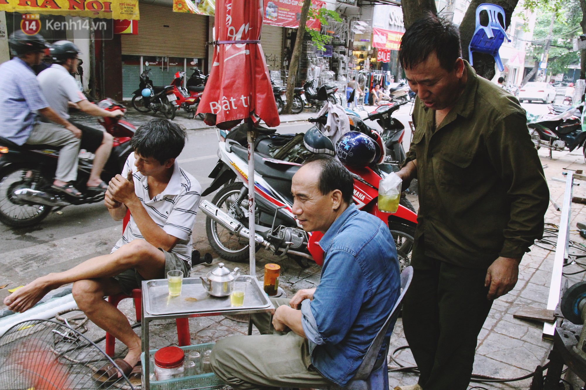 Chuyện người thợ cuối c&ugrave;ng ở phố L&ograve; R&egrave;n: Vẫn mướt mồ h&ocirc;i quai b&uacute;a đỏ lửa giữa nắng n&oacute;ng 40 độ của H&agrave; Nội - Ảnh 8.