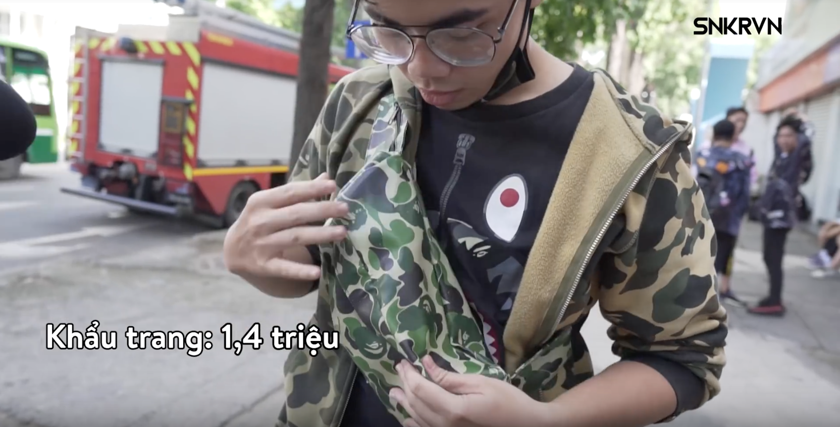 Clip: Xem giới trẻ Việt tự bóc set đồ của mình tại Sneaker Fest 2018 mà choáng, có bộ lên đến cả trăm triệu đồng! - Ảnh 8. Clip: Xem giới trẻ Việt tự bóc set đồ của mình tại Sneaker Fest 2018 mà choáng, có bộ lên đến cả trăm triệu đồng! - Ảnh 8.