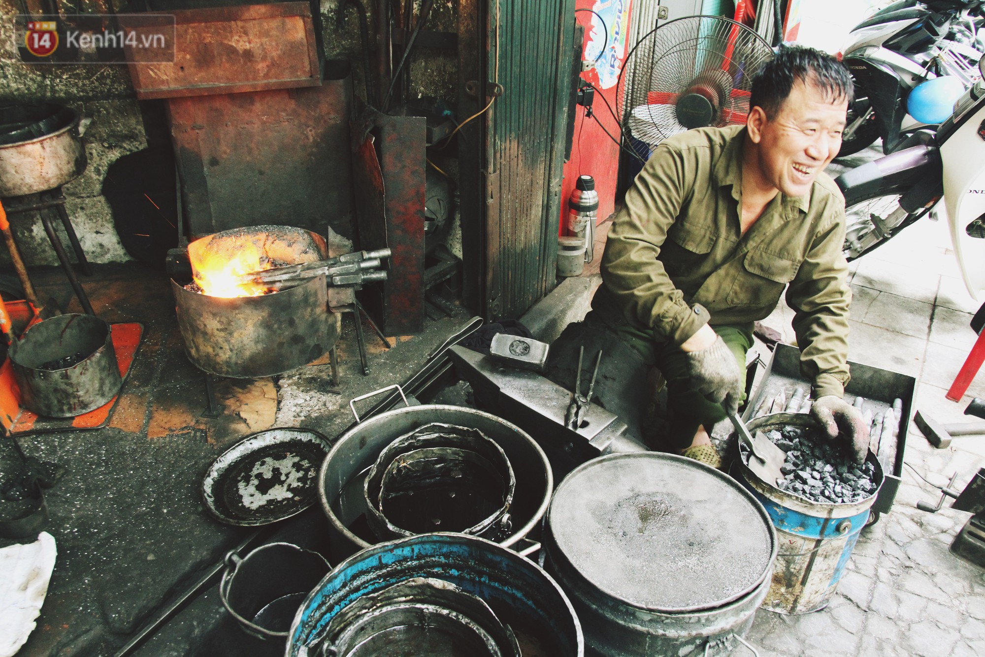 Chuyện người thợ cuối c&ugrave;ng ở phố L&ograve; R&egrave;n: Vẫn mướt mồ h&ocirc;i quai b&uacute;a đỏ lửa giữa nắng n&oacute;ng 40 độ của H&agrave; Nội - Ảnh 9.