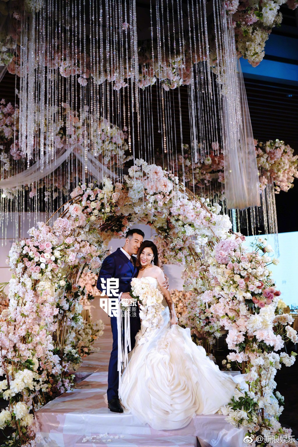 Đ&aacute;m cưới Cbiz g&acirc;y sốt v&igrave; Trần Kh&ocirc;n lần đầu ti&ecirc;n nhận lời l&agrave;m ph&ugrave; rể - Ảnh 8.