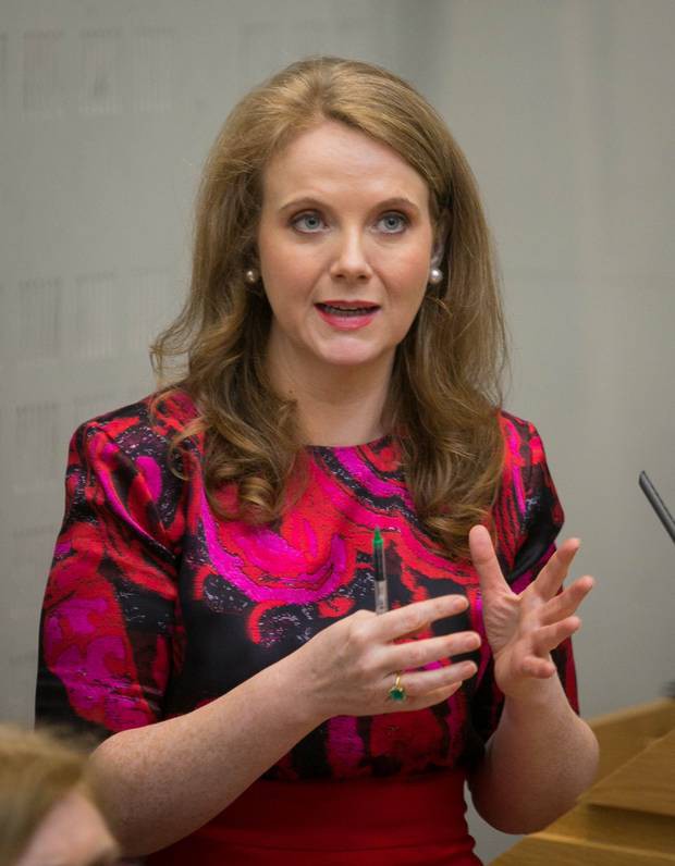 Meghan mang theo 11 người t&ugrave;y t&ugrave;ng, vướng l&ugrave;m x&ugrave;m ph&aacute; vỡ quy tắc trong chuyến c&ocirc;ng du đầu ti&ecirc;n c&ugrave;ng chồng - Ảnh 3.