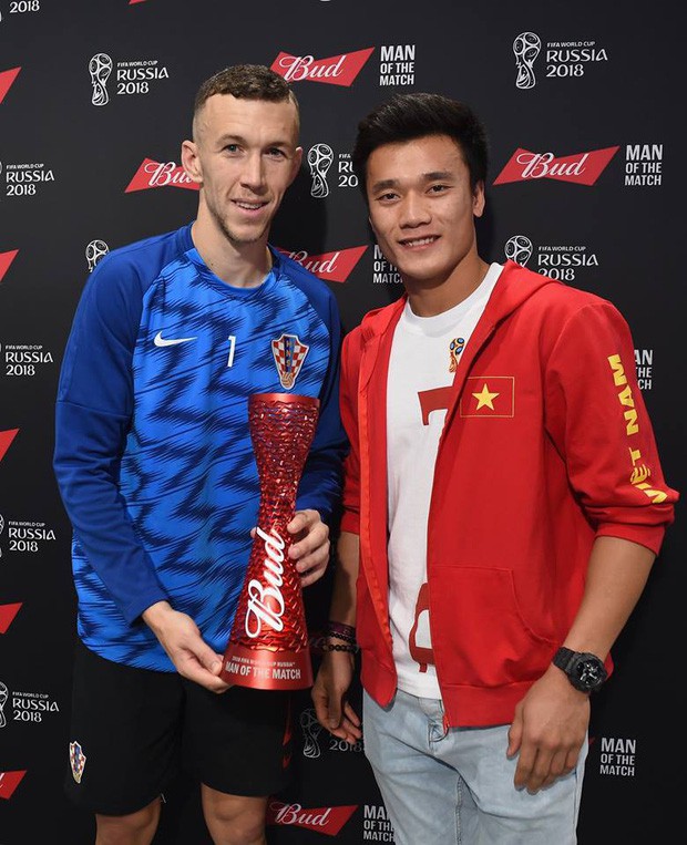 Bùi Tiến Dũng cười tươi, trao giải Cầu thủ hay nhất trận bán kết World Cup 2018 - Ảnh 1.