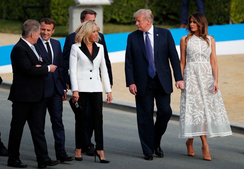 C&ugrave;ng một khung h&igrave;nh mới thấy kh&aacute;c biệt trong phong c&aacute;ch của Đệ nhất phu nh&acirc;n Mỹ v&agrave; Ph&aacute;p lớn đến thế n&agrave;o - Ảnh 3.