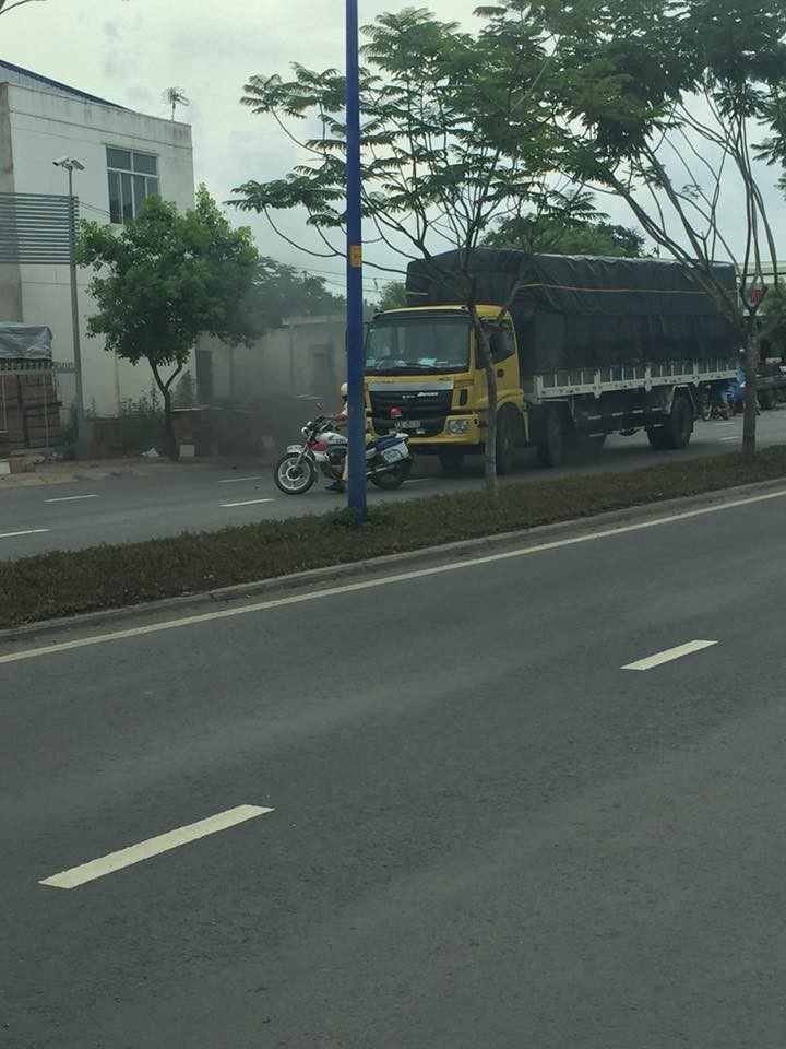 Clip: Bị CSGT chặn đầu xe, t&agrave;i xế xe tải h&uacute;c đổ xe cảnh s&aacute;t rồi bỏ trốn - Ảnh 2.