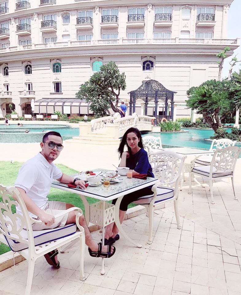 Cuối tuần của hot mom: B&agrave; x&atilde; Việt Anh c&ugrave;ng chồng đi resort sau scandal lộ ảnh t&igrave;nh tứ với Quế V&acirc;n, Huyền Baby khoe body sexy h&uacute;t mắt - Ảnh 7.