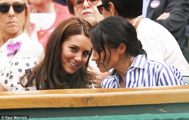 Kate v&agrave; Meghan xuất hiện c&ugrave;ng nhau m&agrave; kh&ocirc;ng c&oacute; chồng, chuy&ecirc;n gia ng&ocirc;n ngữ cơ thể ph&aacute;t hiện điểm đặc biệt trong mối quan hệ chị em d&acirc;u - Ảnh 4.