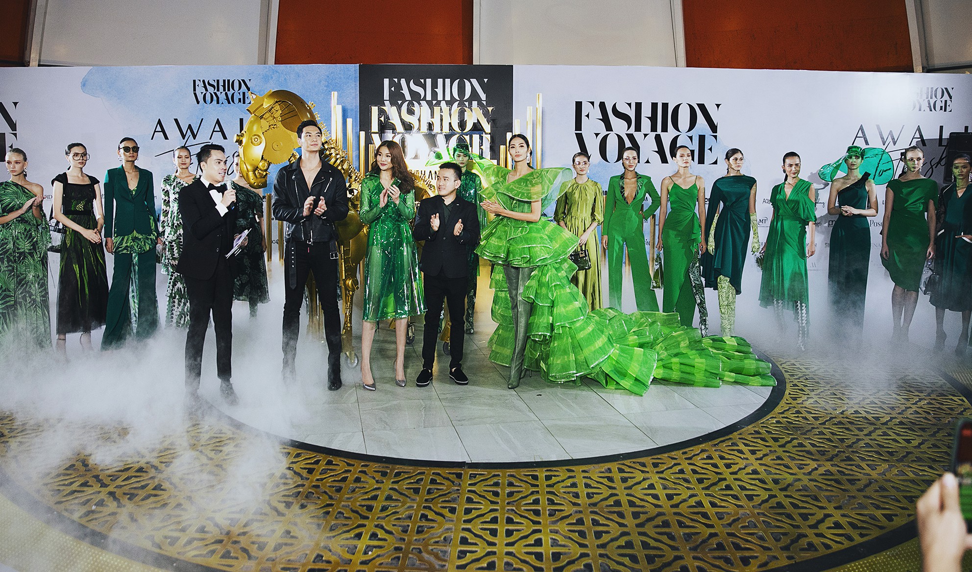 Để tr&aacute;nh cơn mưa tầm t&atilde;, Thanh Hằng v&agrave; Ho&agrave;ng Th&ugrave;y phải catwalk d&atilde; chiến ngay trong ph&ograve;ng chờ - Ảnh 5.