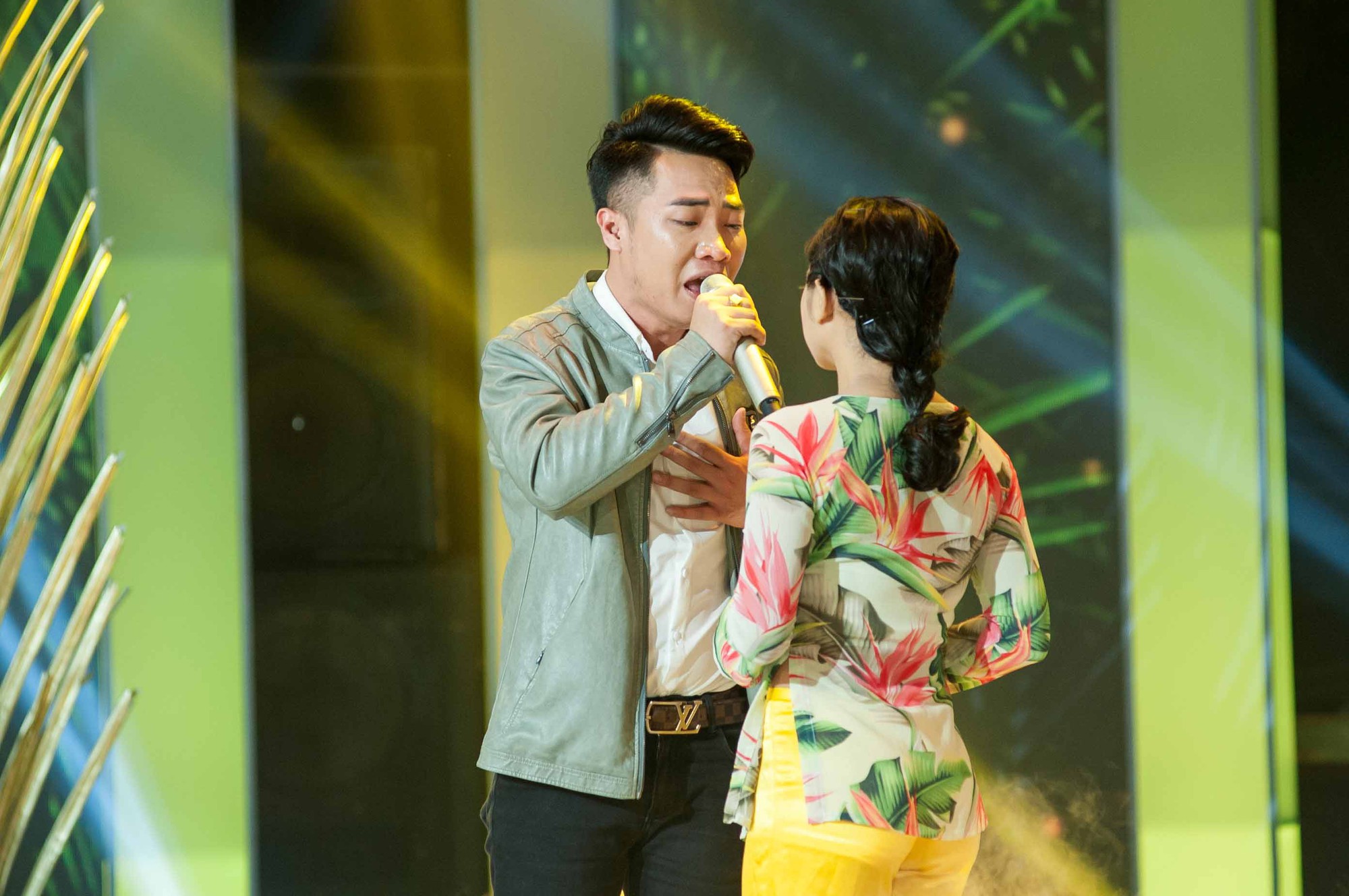 Sam rời khỏi ghế nóng, bỏ giày chạy lên sân khấu ôm trai đẹp - Ảnh 8. Sam rời khỏi ghế nóng, bỏ giày chạy lên sân khấu ôm trai đẹp - Ảnh 8.