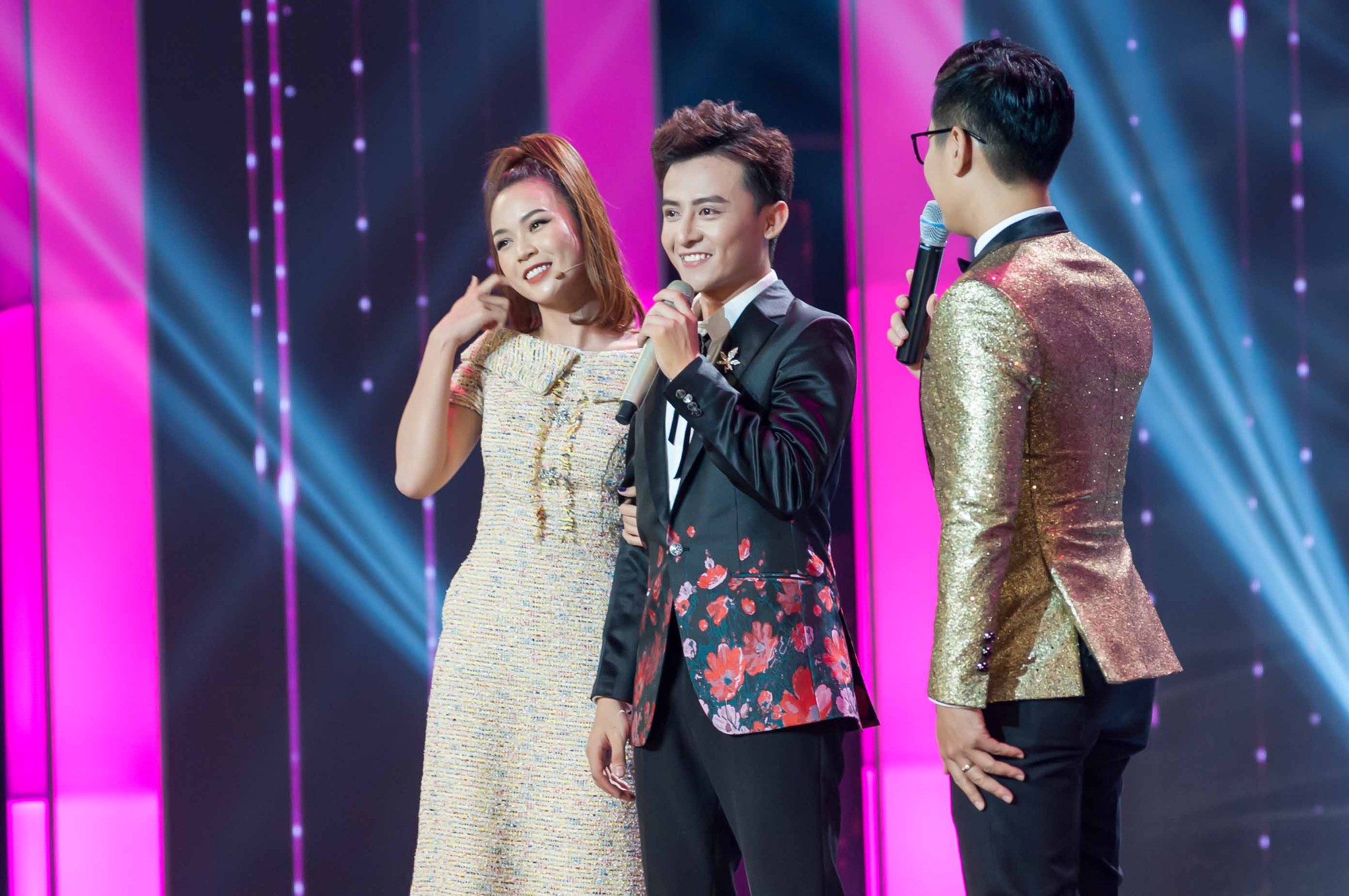 Sam rời khỏi ghế nóng, bỏ giày chạy lên sân khấu ôm trai đẹp - Ảnh 1. Sam rời khỏi ghế nóng, bỏ giày chạy lên sân khấu ôm trai đẹp - Ảnh 1.