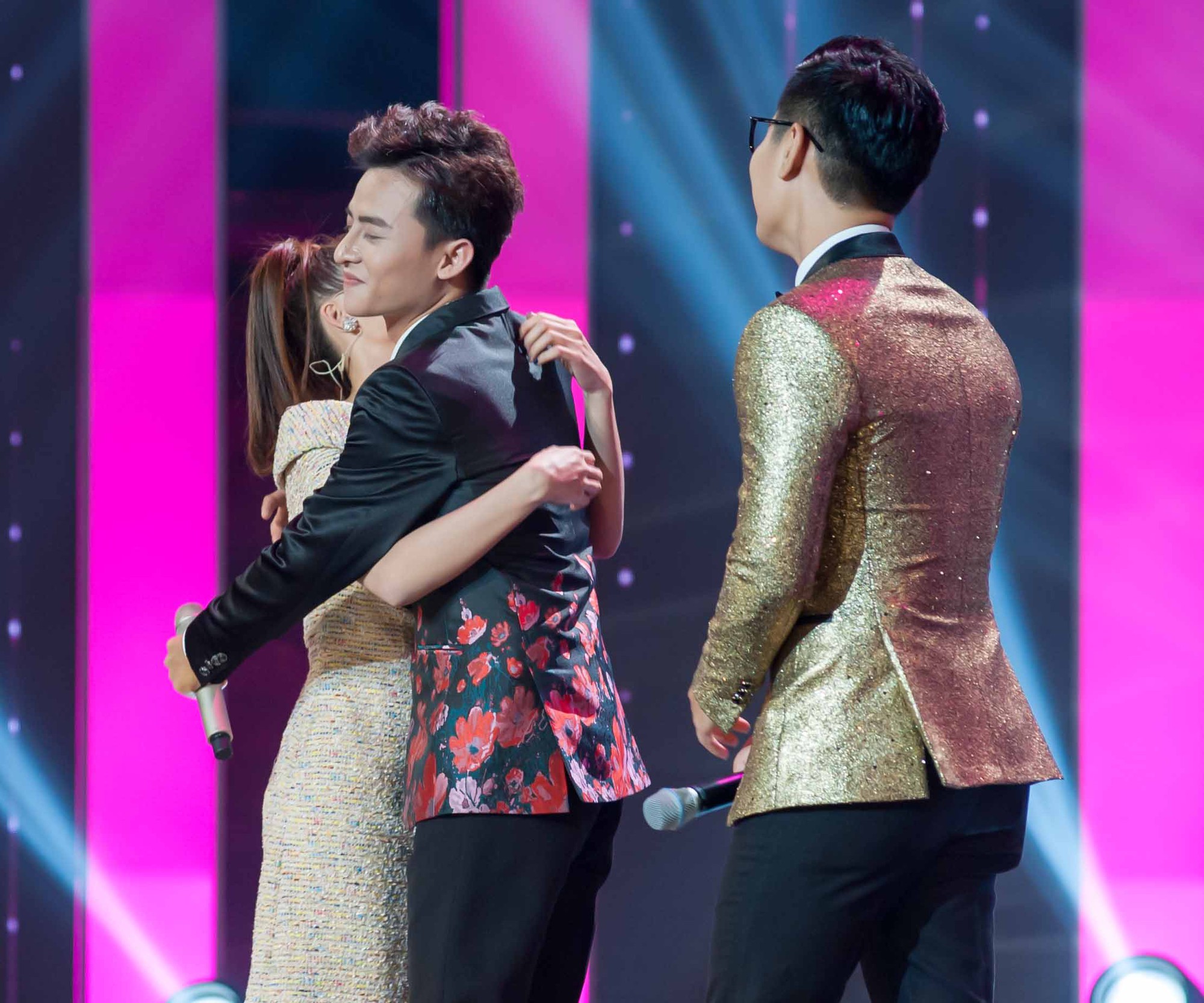 Sam rời khỏi ghế nóng, bỏ giày chạy lên sân khấu ôm trai đẹp - Ảnh 4. Sam rời khỏi ghế nóng, bỏ giày chạy lên sân khấu ôm trai đẹp - Ảnh 4.