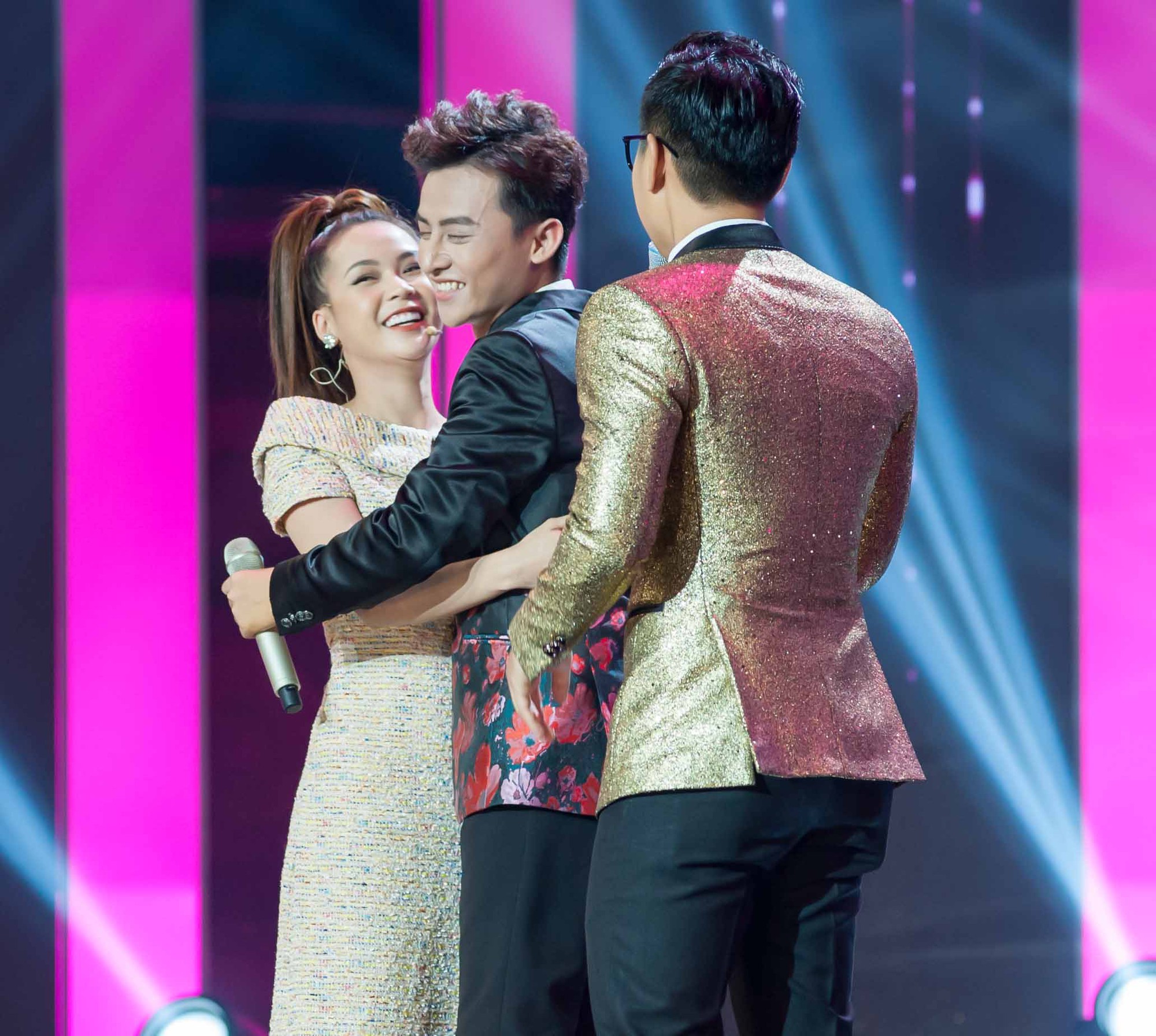 Sam rời khỏi ghế nóng, bỏ giày chạy lên sân khấu ôm trai đẹp - Ảnh 5. Sam rời khỏi ghế nóng, bỏ giày chạy lên sân khấu ôm trai đẹp - Ảnh 5.