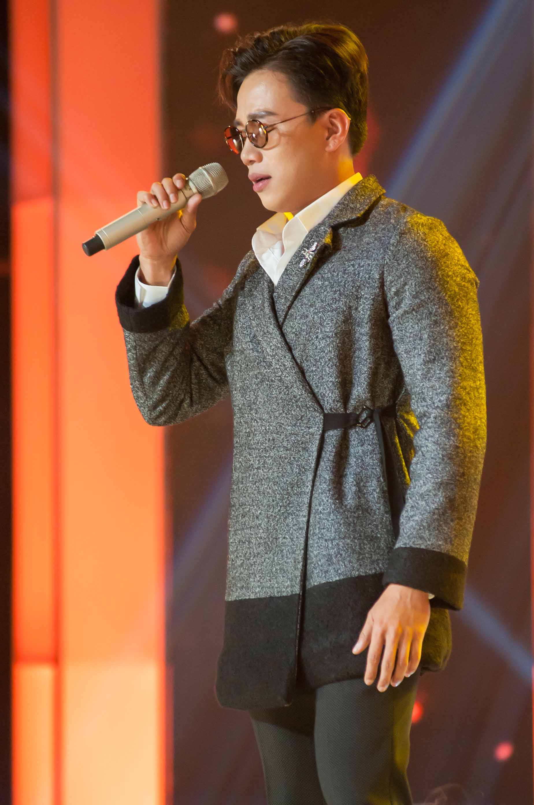 Sam rời khỏi ghế nóng, bỏ giày chạy lên sân khấu ôm trai đẹp - Ảnh 13. Sam rời khỏi ghế nóng, bỏ giày chạy lên sân khấu ôm trai đẹp - Ảnh 13.