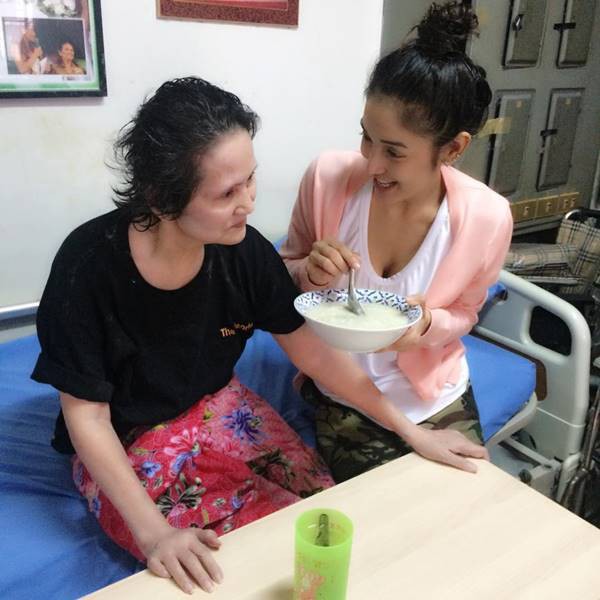 Phim Gạo nếp gạo tẻ c&oacute; thật ngo&agrave;i đời: Con trai đầu nhưng kh&ocirc;ng được bố mẹ thương , lu&ocirc;n t&igrave;m c&aacute;ch đuổi kh&eacute;o, n&agrave;ng d&acirc;u chịu chung số phận - Ảnh 4.