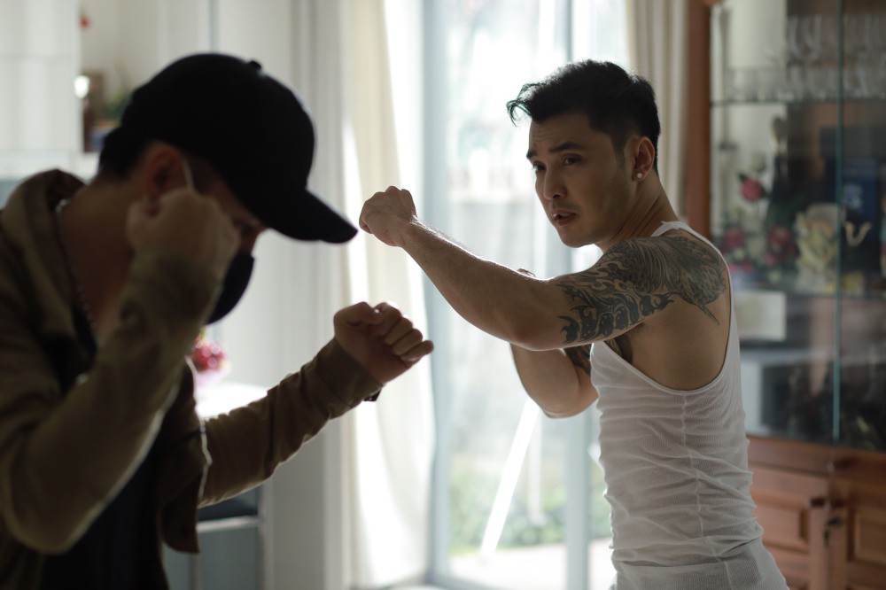 Ưng Ho&agrave;ng Ph&uacute;c khoe body hấp dẫn, mướt mồ h&ocirc;i tr&ecirc;n s&agrave;n tập v&otilde; - Ảnh 7.