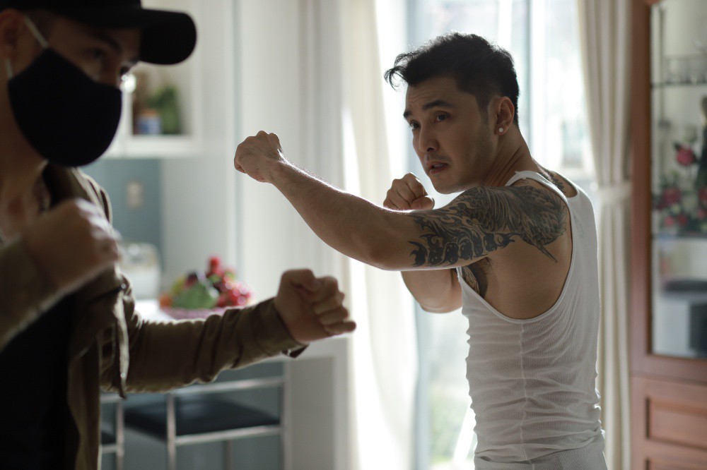 Ưng Ho&agrave;ng Ph&uacute;c khoe body hấp dẫn, mướt mồ h&ocirc;i tr&ecirc;n s&agrave;n tập v&otilde; - Ảnh 8.