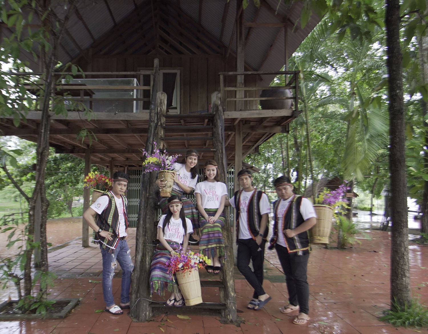htv2hanh-trinh-gao-nep-gao-te-den-moi-nha-buon-don-9-15319154758441165044427.jpg