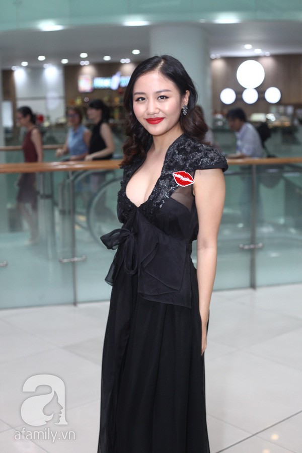 Trang phục dự sự kiện có thể mất điểm, nhưng street style của Văn Mai Hương lại rất trẻ trung và thu hút - Ảnh 5. Trang phục dự sự kiện có thể mất điểm, nhưng street style của Văn Mai Hương lại rất trẻ trung và thu hút - Ảnh 5.