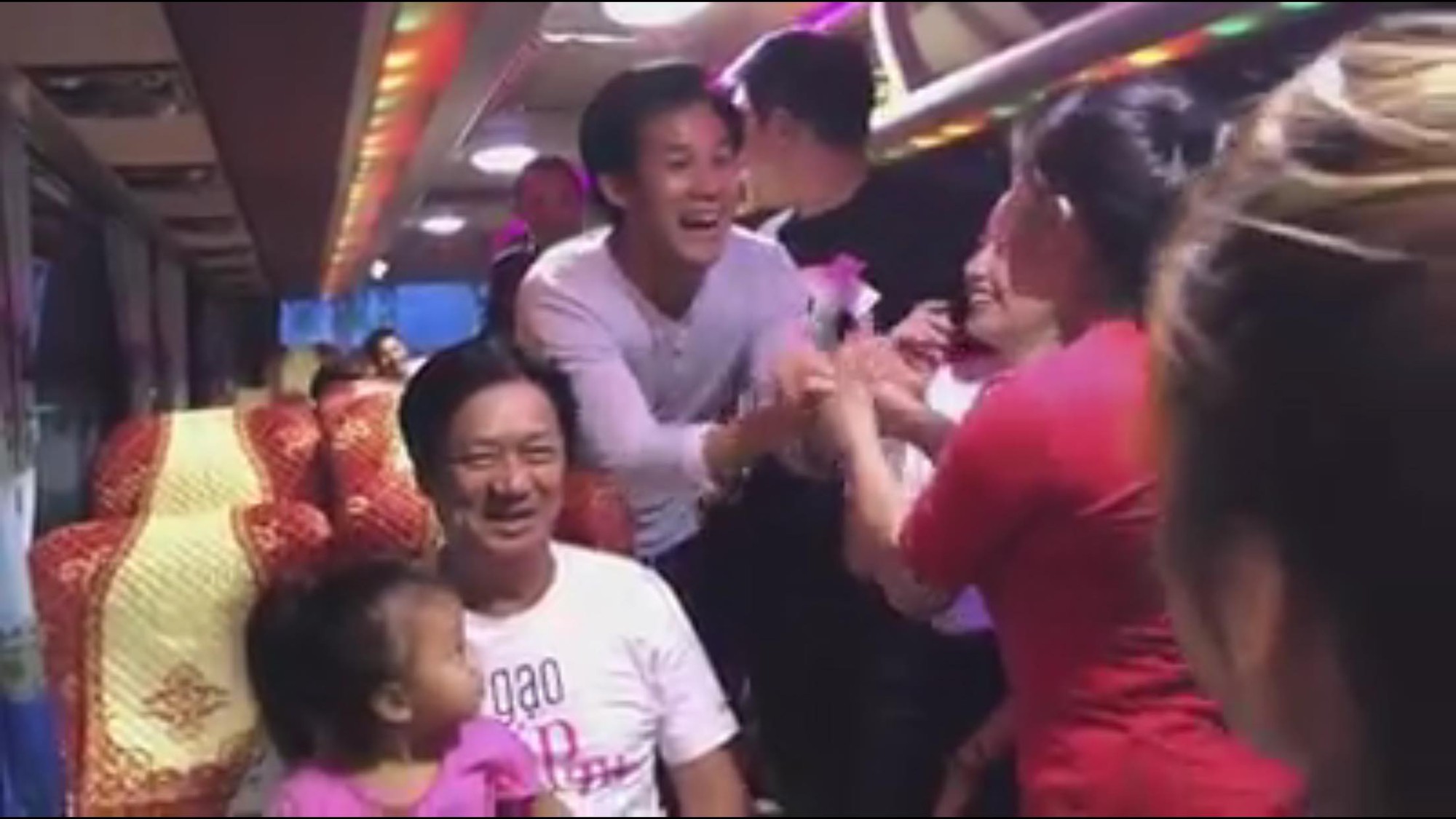 Kh&aacute;n giả chạy theo xe 20km chỉ để được gặp đo&agrave;n phim Gạo Nếp Gạo Tẻ - Ảnh 3.