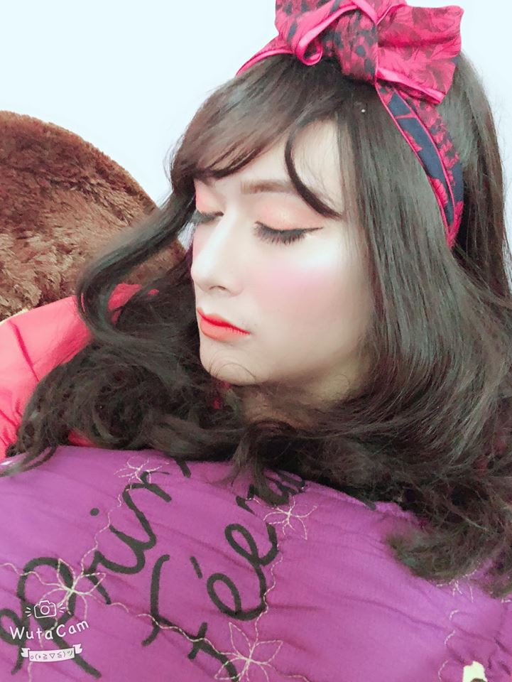 Khi c&oacute; c&ocirc; vợ học makeup m&agrave; đang rỗi việc, anh chồng sẽ được biến h&igrave;nh th&agrave;nh con g&aacute;i như thế n&agrave;y đ&acirc;y - Ảnh 2.