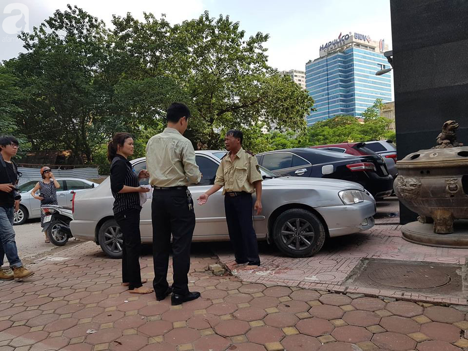 Hà Nội: Cháy chung cư trên mặt đường Hoàng Đạo Thúy, người dân hoảng loạn - Ảnh 6.