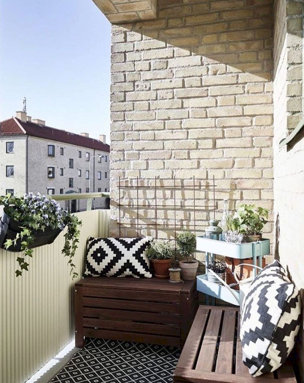 47-cozy-apartment-balcony-decorating-ideas-15323119674602035955601.jpg