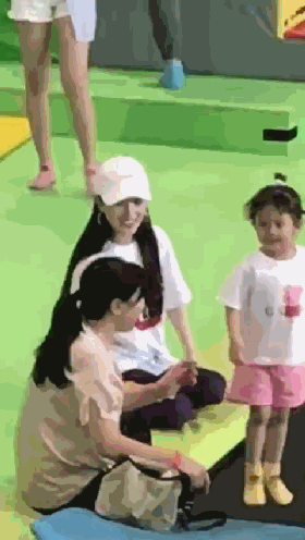 Trong khi Giả N&atilde;i Lượng gầy rộc v&igrave; l&agrave;m việc kh&ocirc;ng ngừng nghỉ, L&yacute; Tiểu Lộ ng&agrave;y qua ng&agrave;y dẫn con đi chơi - Ảnh 6.