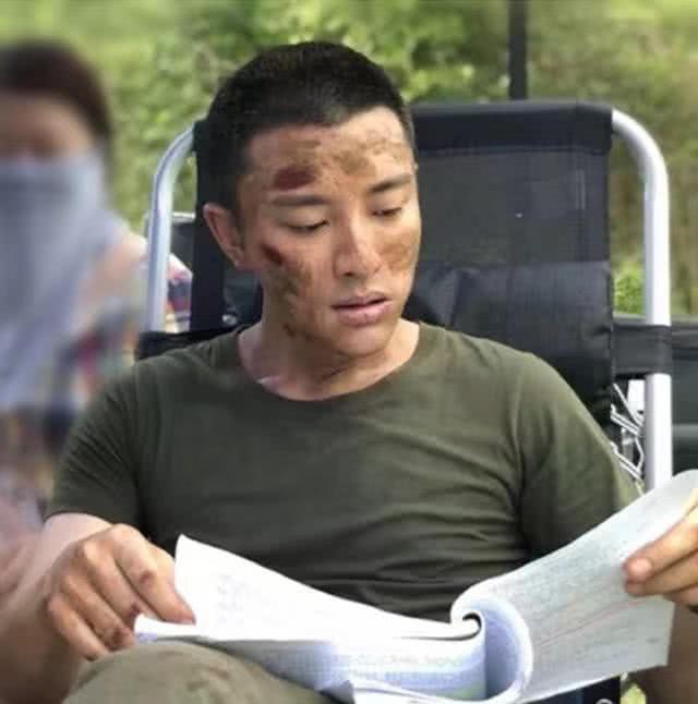 Trong khi Giả N&atilde;i Lượng gầy rộc v&igrave; l&agrave;m việc kh&ocirc;ng ngừng nghỉ, L&yacute; Tiểu Lộ ng&agrave;y qua ng&agrave;y dẫn con đi chơi - Ảnh 2.