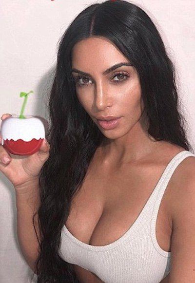 Nhanh nhẹn như Kim Kardashian: lấy ảnh cũ, photoshop t&iacute; ch&uacute;t thế l&agrave; c&oacute; ảnh mới để quảng c&aacute;o nước hoa - Ảnh 2.