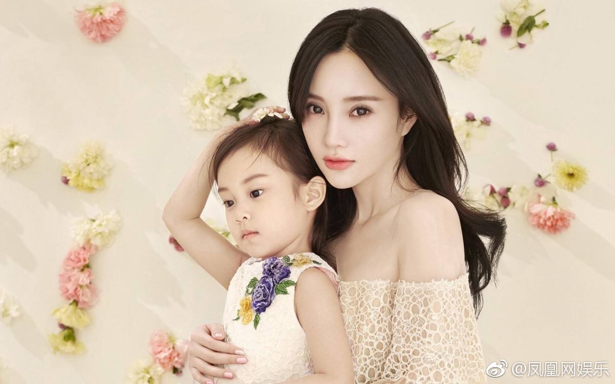 Trong khi Giả N&atilde;i Lượng gầy rộc v&igrave; l&agrave;m việc kh&ocirc;ng ngừng nghỉ, L&yacute; Tiểu Lộ ng&agrave;y qua ng&agrave;y dẫn con đi chơi - Ảnh 11.