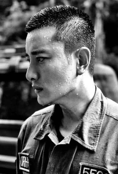 Trong khi Giả N&atilde;i Lượng gầy rộc v&igrave; l&agrave;m việc kh&ocirc;ng ngừng nghỉ, L&yacute; Tiểu Lộ ng&agrave;y qua ng&agrave;y dẫn con đi chơi - Ảnh 3.