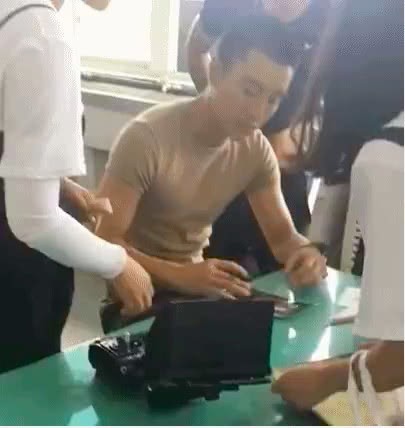 Trong khi Giả N&atilde;i Lượng gầy rộc v&igrave; l&agrave;m việc kh&ocirc;ng ngừng nghỉ, L&yacute; Tiểu Lộ ng&agrave;y qua ng&agrave;y dẫn con đi chơi - Ảnh 4.