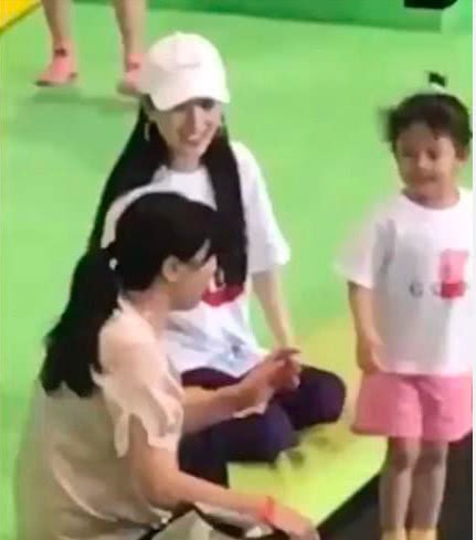 Trong khi Giả N&atilde;i Lượng gầy rộc v&igrave; l&agrave;m việc kh&ocirc;ng ngừng nghỉ, L&yacute; Tiểu Lộ ng&agrave;y qua ng&agrave;y dẫn con đi chơi - Ảnh 5.