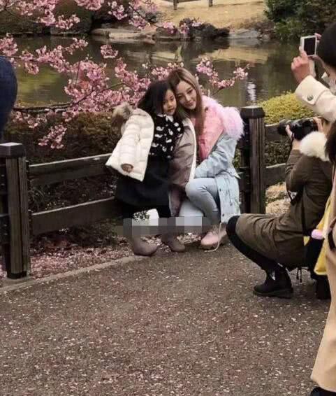 Trong khi Giả N&atilde;i Lượng gầy rộc v&igrave; l&agrave;m việc kh&ocirc;ng ngừng nghỉ, L&yacute; Tiểu Lộ ng&agrave;y qua ng&agrave;y dẫn con đi chơi - Ảnh 7.