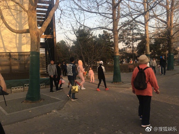 Trong khi Giả N&atilde;i Lượng gầy rộc v&igrave; l&agrave;m việc kh&ocirc;ng ngừng nghỉ, L&yacute; Tiểu Lộ ng&agrave;y qua ng&agrave;y dẫn con đi chơi - Ảnh 8.